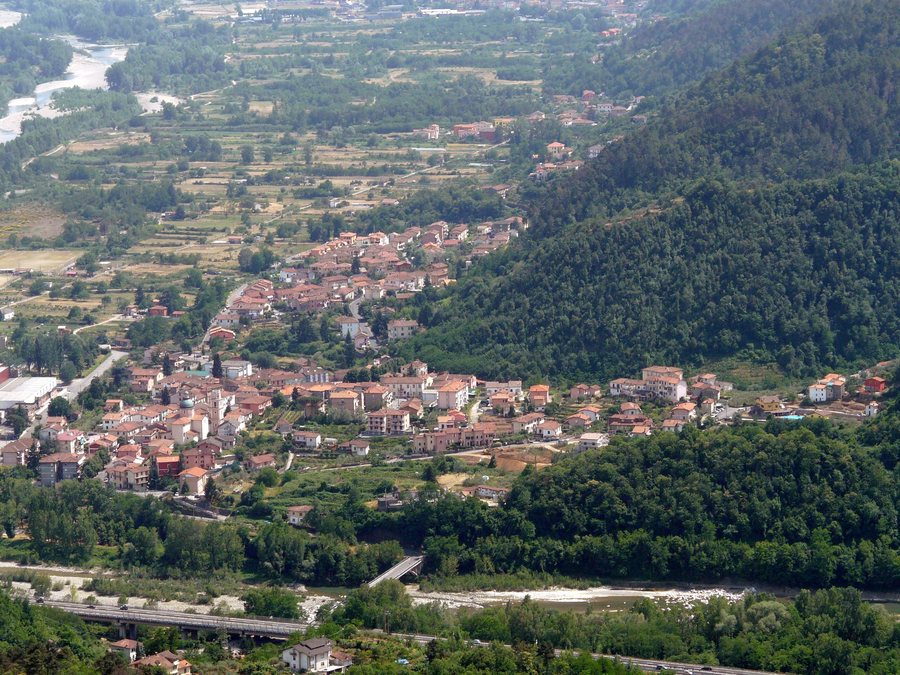 File:Piana Battolla-panorama da Madrignano1.jpg