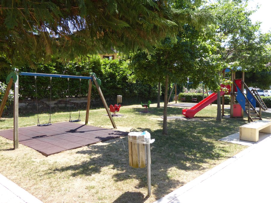 File:San Zeno di Montagna - Parco giochi.jpg