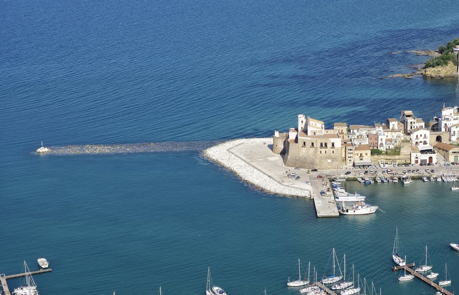 File:Castellammare del Golfo BW 2025-04-30 16-50-39.jpg