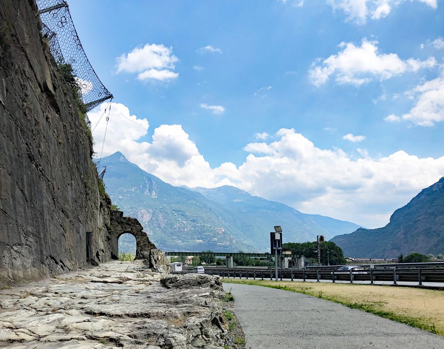 File:Via delle Gallie - Donnas 03.jpg