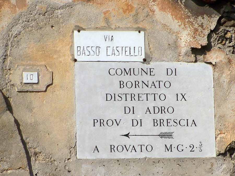File:Comune di Bornato lapide indicativa 20100328.jpg