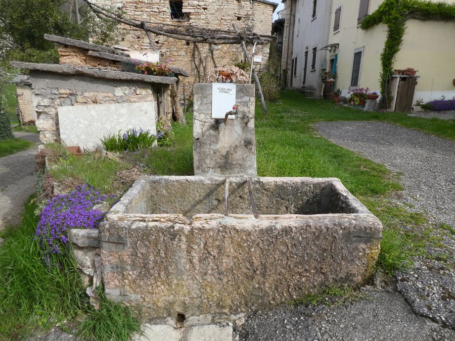 File:Busa, Cerro Veronese - Fontana.jpg