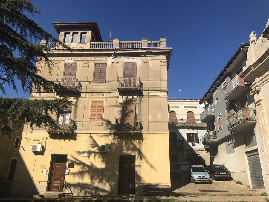 File:Edificio in Piazza Matrice (Valguarnera Caropepe).jpg