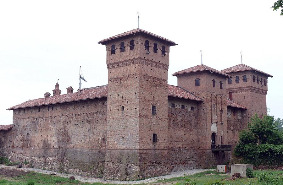 File:Castello Visconteo, Cherasco, Italia.jpg