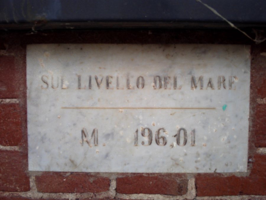 File:Indicazione di altitudine presso la stazione di Montiglio-Murisengo.JPG