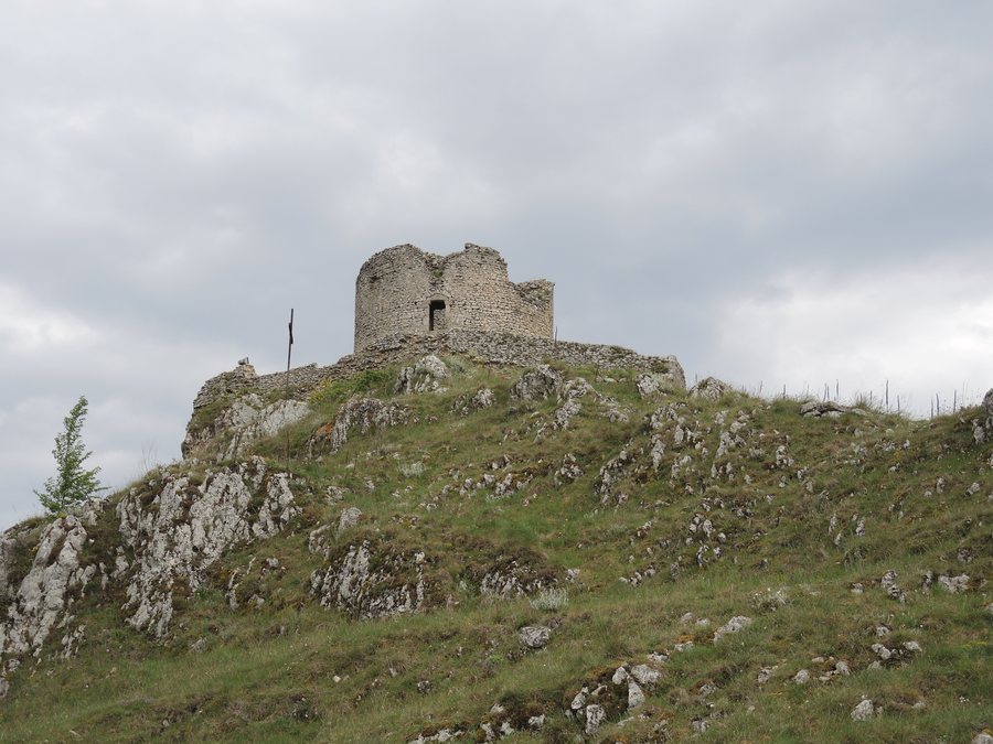 File:Castello di Ortona dei Marsi 03.JPG