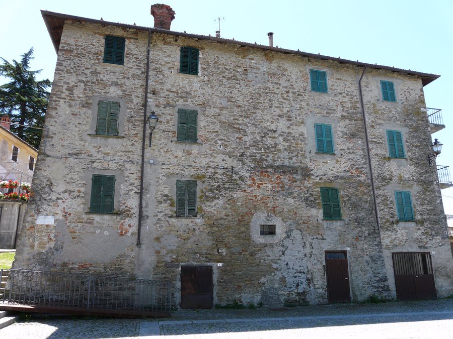 File:Melazzo-casa del centro storico2.jpg
