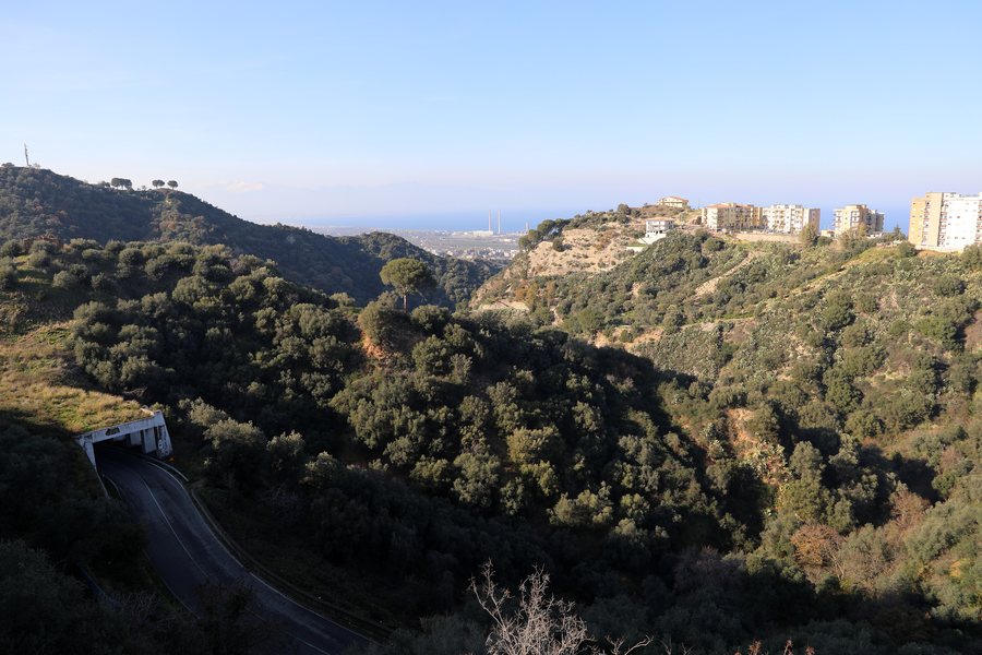 File:Rossano, veduta verso la costa ionica.jpg