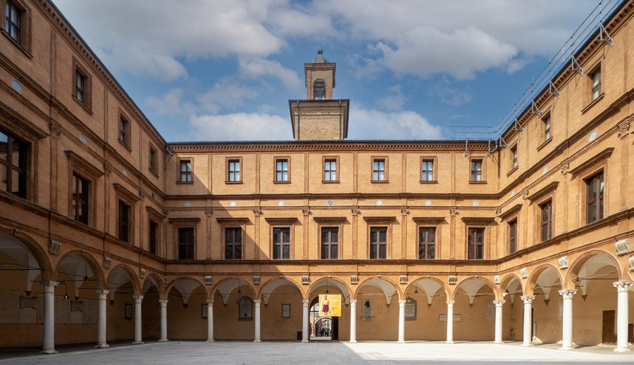 File:Cortile Castello Carpi.jpg