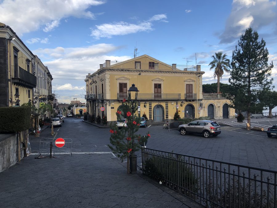 File:Piazza Duomo (Sant'Alfio).jpg