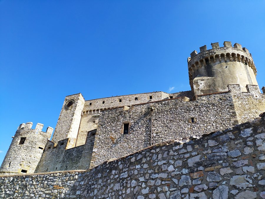 File:Castello di Nerola veduta laterale.jpg