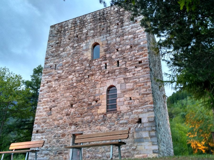 File:Torre di Roncisvalle Castionetto di Chiuro.jpg