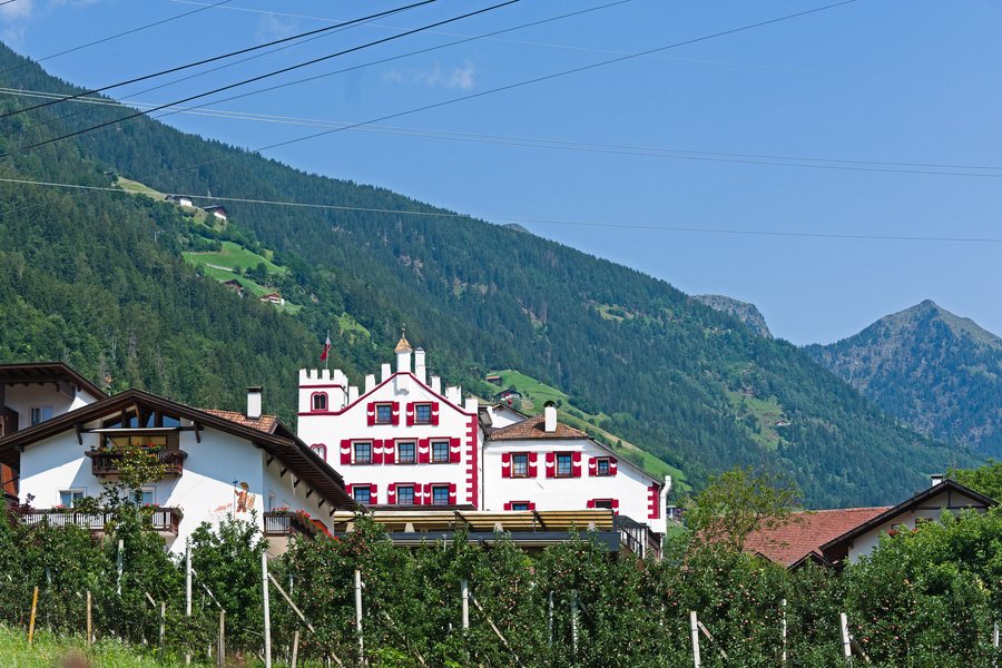 File:St. Martin in Passeier Schildhof Saltaus from below.jpg
