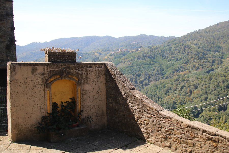 File:Aramo (Pescia), centro storico 01.jpg