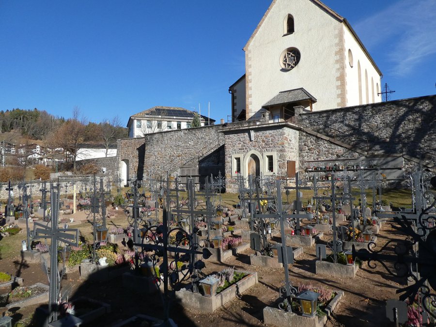 File:Cimitero di Anterivo 2.jpg