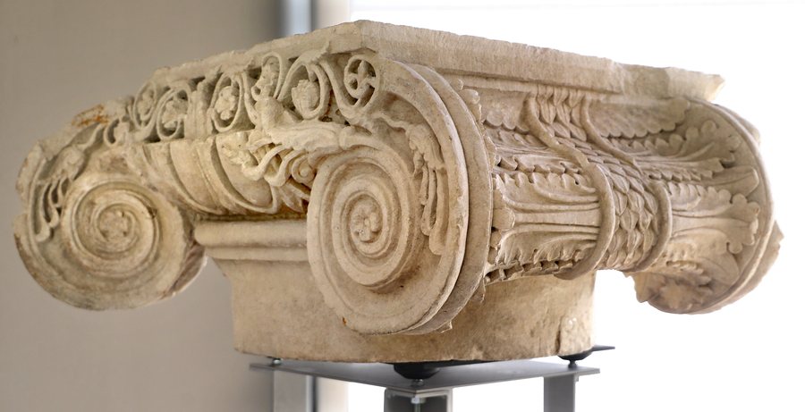 File:Capitello ionico d'angolo, I-II secolo dc., dall'iseo di casa bianca a sibari.jpg