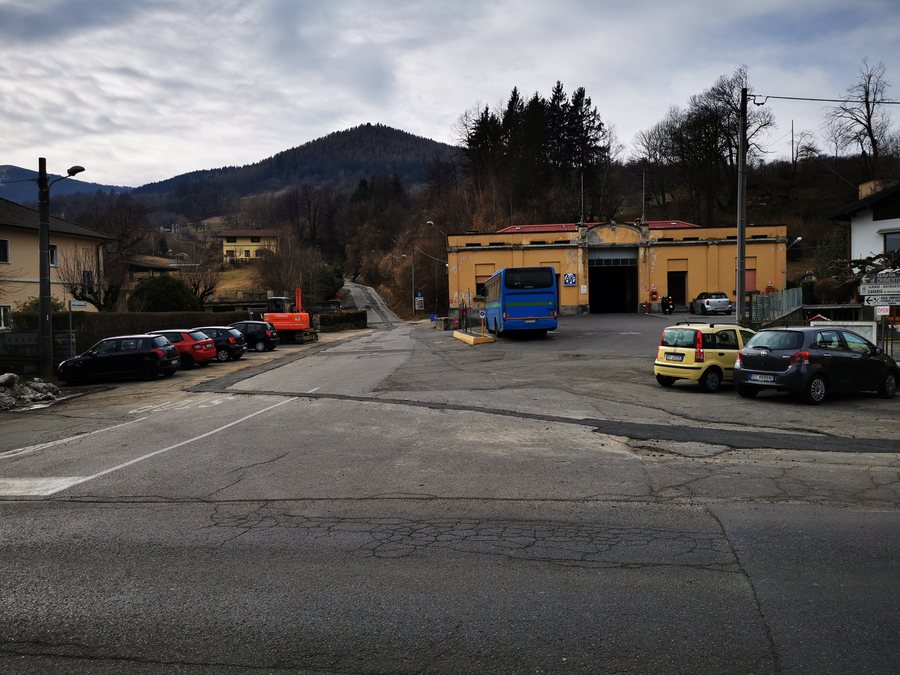 File:Rimessa autobus a San Fedele Intelvi.jpg