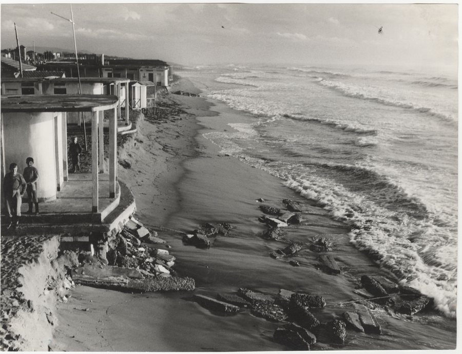 File:Photo Marina di Massa (Italy)- the erosion of the beach 1959 - Touring Club Italiano 2 6060.jpg