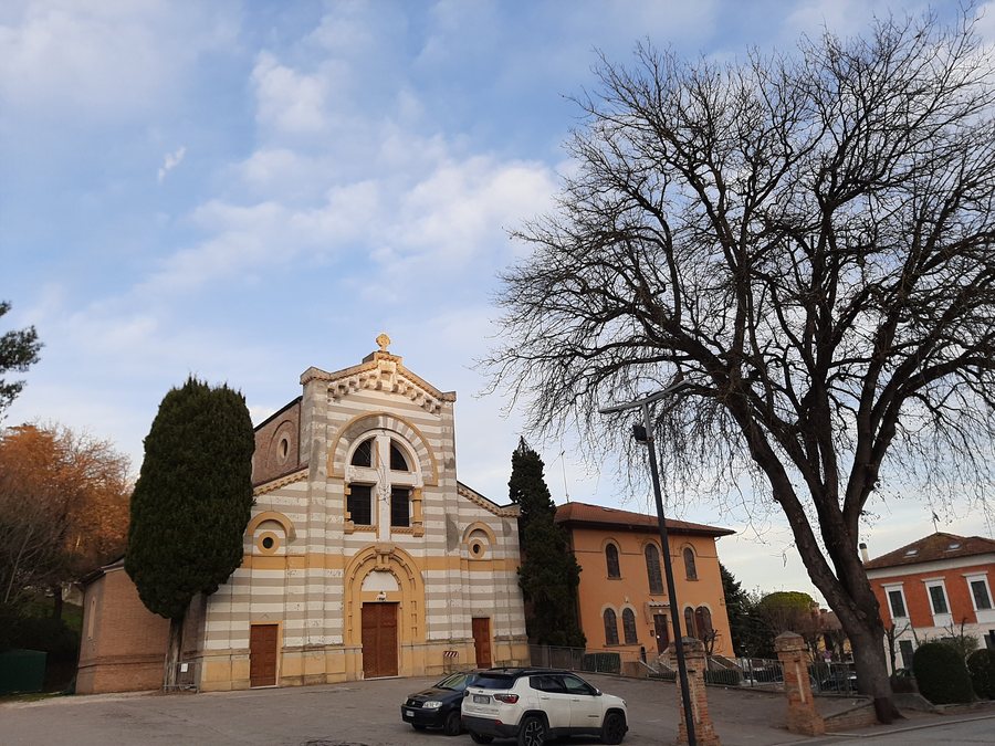 File:Chiesa Santa Croce Calcinelli TS 003.jpg