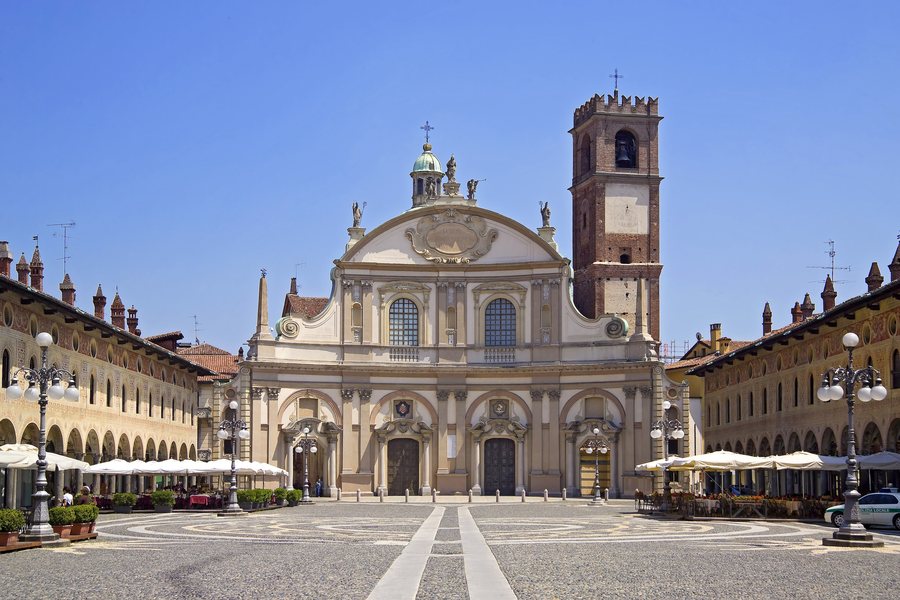 File:Vigevano Piazza Ducale il Duomo.jpg