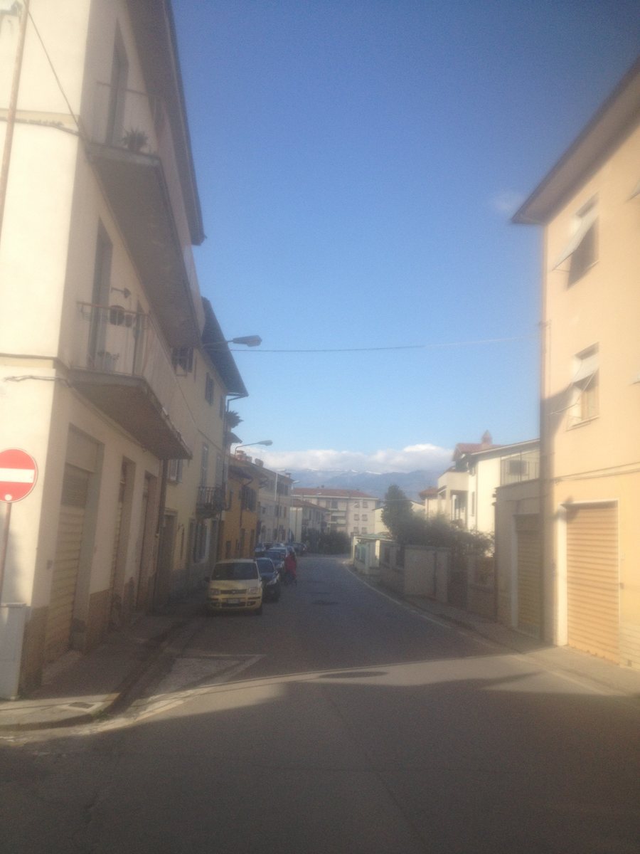 File:Via Arno Levane e Pratomagno.jpg