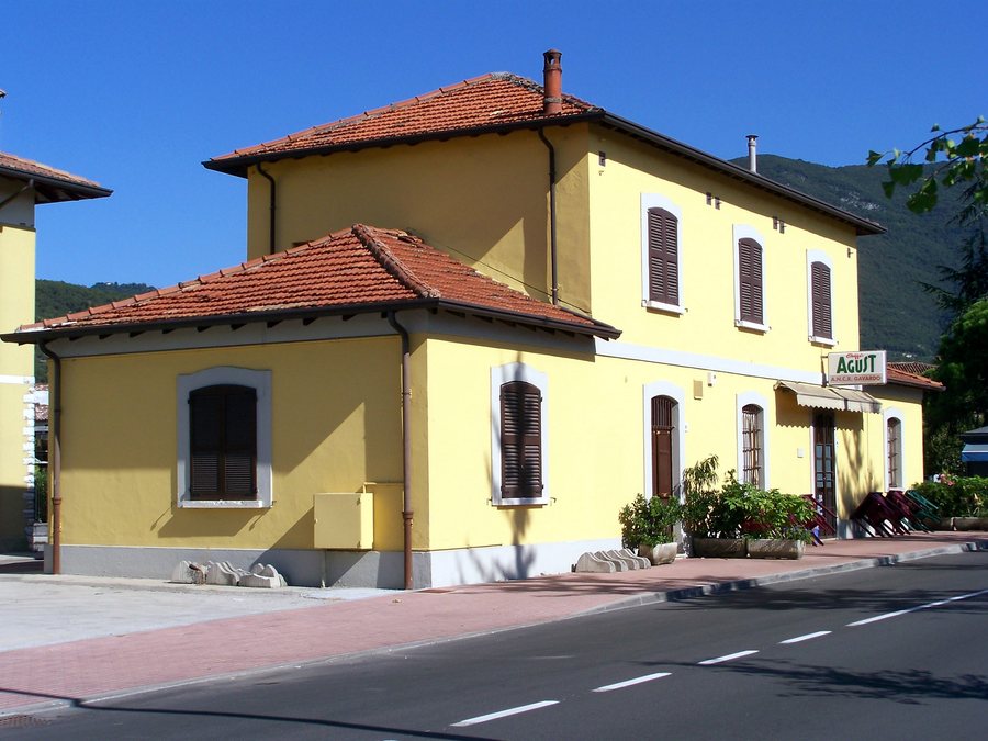 File:Stazione di Gavardo FV lato ferrovia Rezzato 2008.jpg