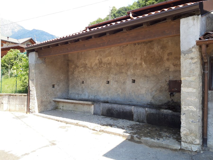 File:Cassina Valsassina - Lavatoio di Mezzacca 1.jpg