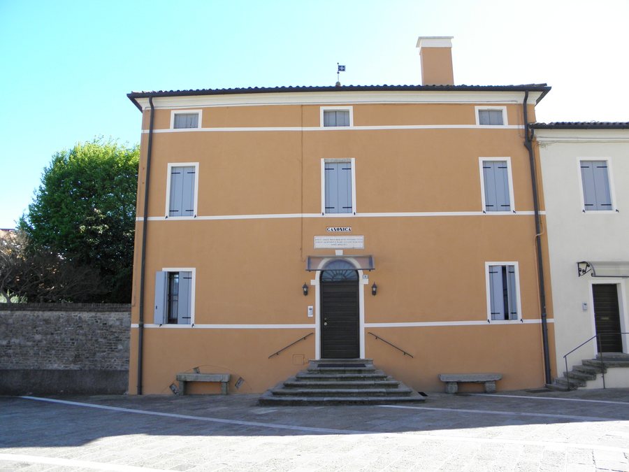 File:Casa canonica (Pernumia) 01.jpg