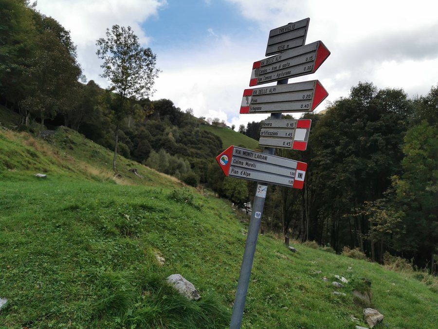 File:Segnavia a Treviglio (Comune di Schignano).jpg