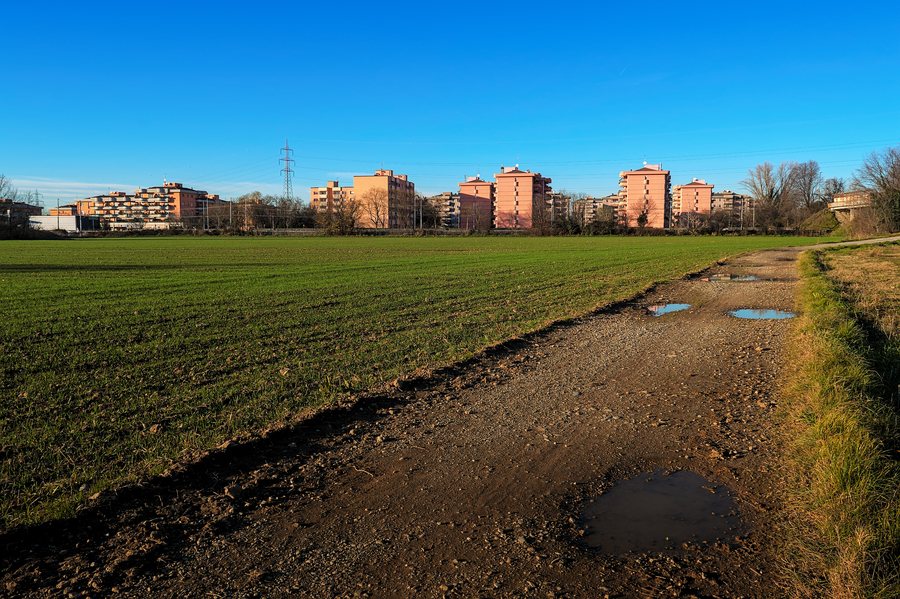 File:Outskirts of Bussero, Italy, near Cascina Gogna.jpg