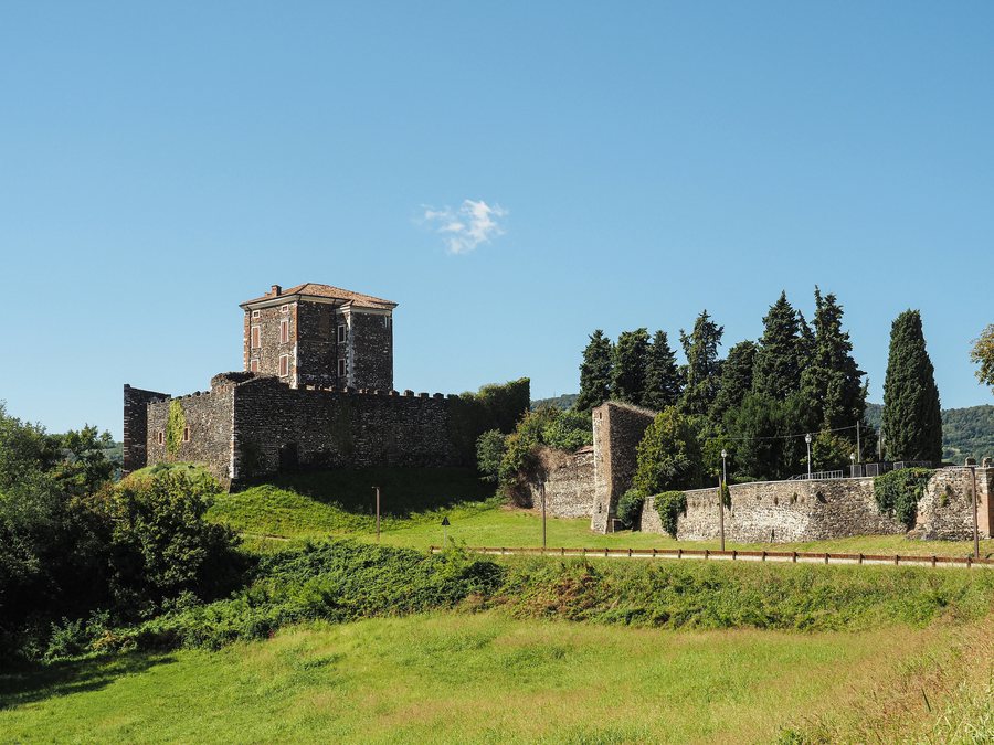 File:La Rocca e le mura del Castello di Arzignano.jpg