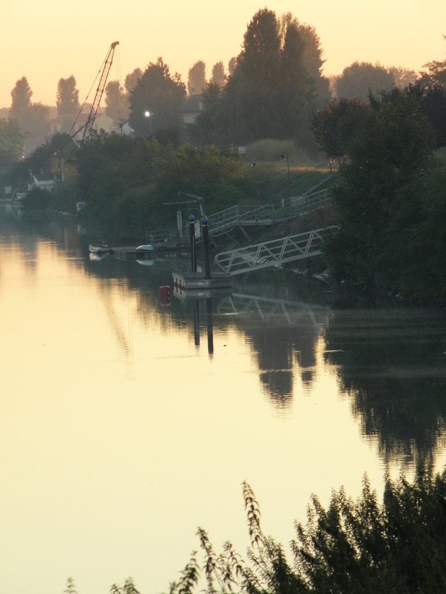 File:Rowing pier on Canalbianco, Bosaro.jpg