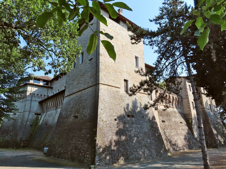 File:Castello (Felino) - lati nord-est e nord-ovest 2022-07-17.jpg