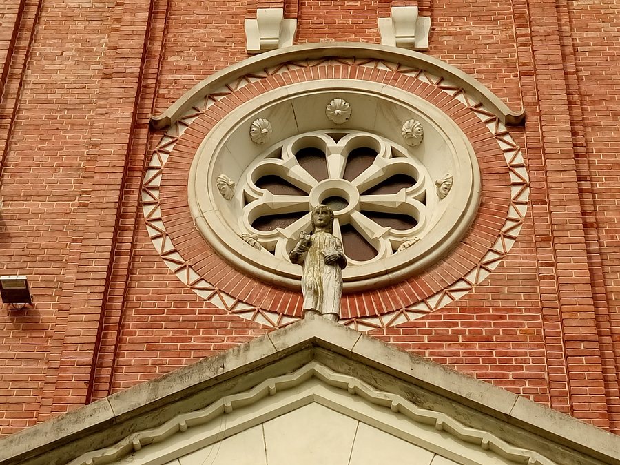File:Camino al Tagliamento - Chiesa di Ognissanti - Rosone.JPG