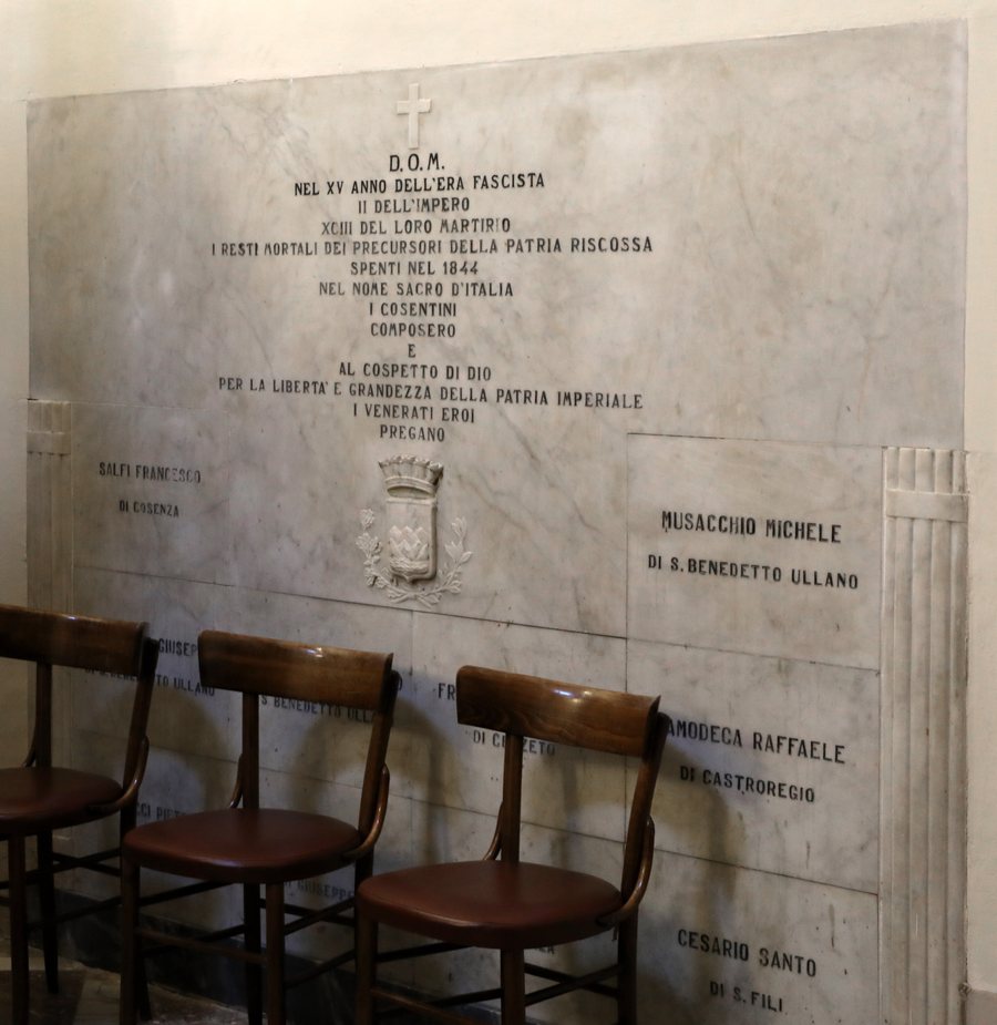 File:Cosenza, duomo, interno, cappella del ss. sacramento, lapide ai patrioti cosentini del 1844.jpg