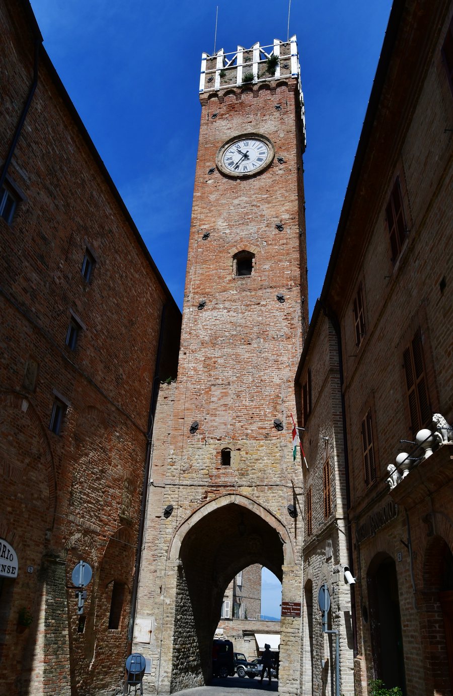 File:Santa Vittoria in Matenano - Torre dell'Abate Odorisio.jpg