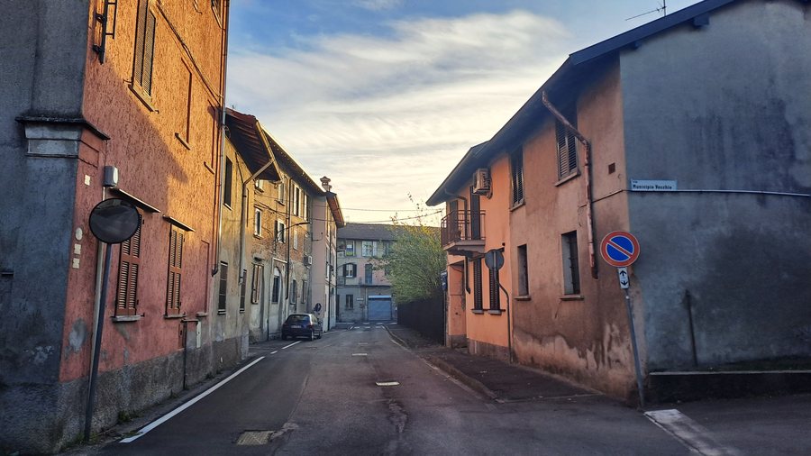 File:Cesate, via Dante.jpg
