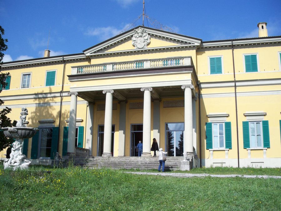 File:Villa Amalia, Erba, Italy.jpg