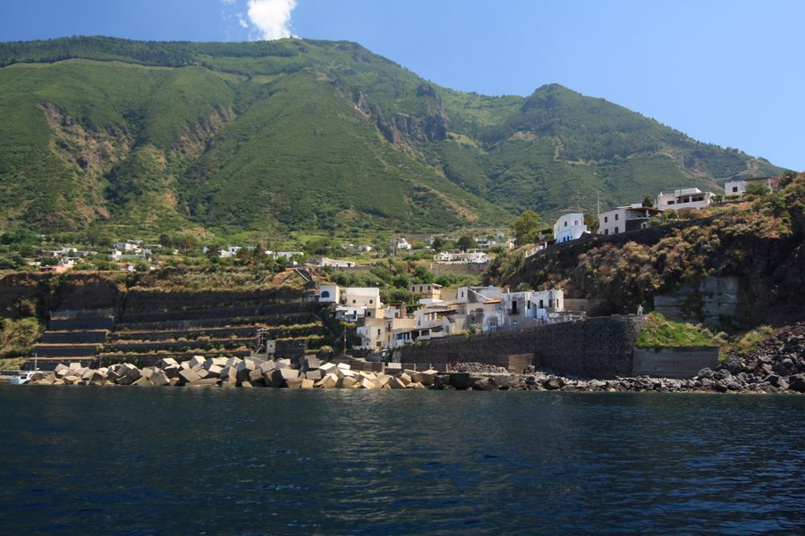 File:Malfa, isola di Salina.jpg