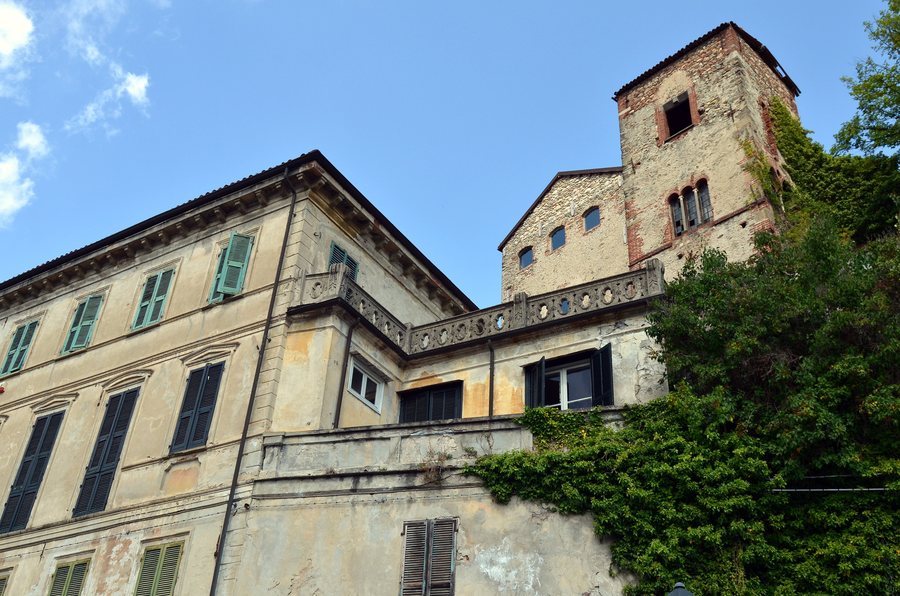 File:Millesimo-Villa Scarzella e castello dei Del Carretto.jpg