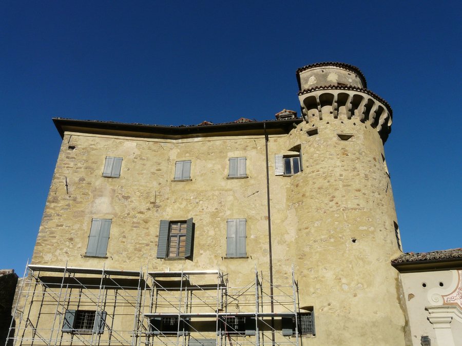 File:Cantalupo Ligure-castello Borgo Adorno-complesso1.jpg