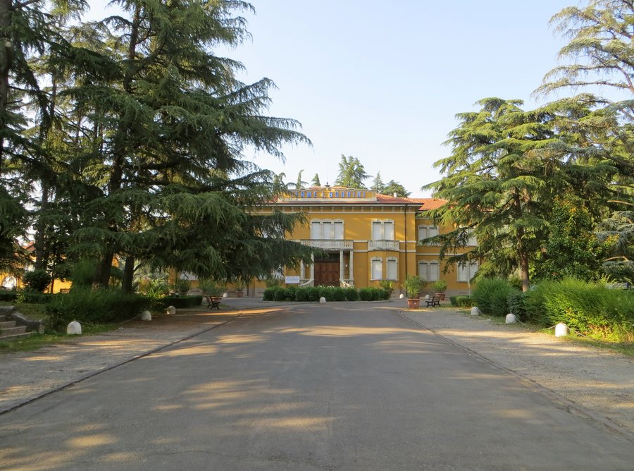 File:Terme Borrini (Monticelli Terme, Montechiarugolo) - facciata 2019-06-17.jpg