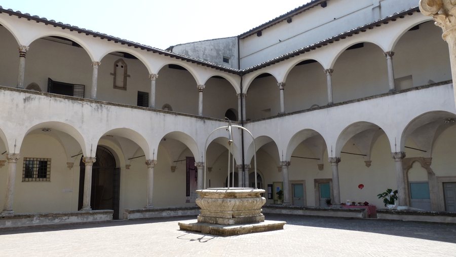 File:Chiostro di San Francesco, Amelia (Italy).JPG