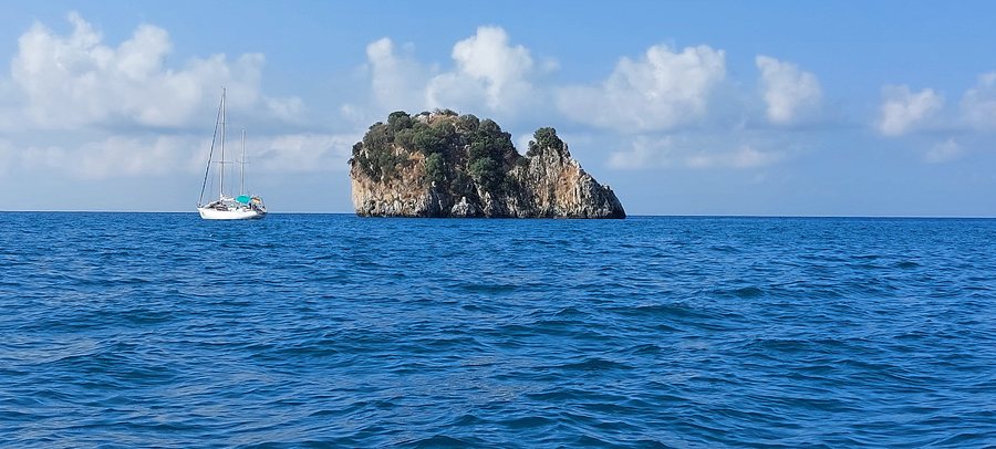 File:Scoglio del Coniglio - Palinuro.jpg