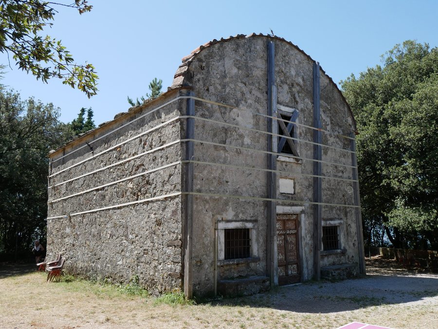 File:Fosdinovo, parco della Torretta, oratorio.jpg
