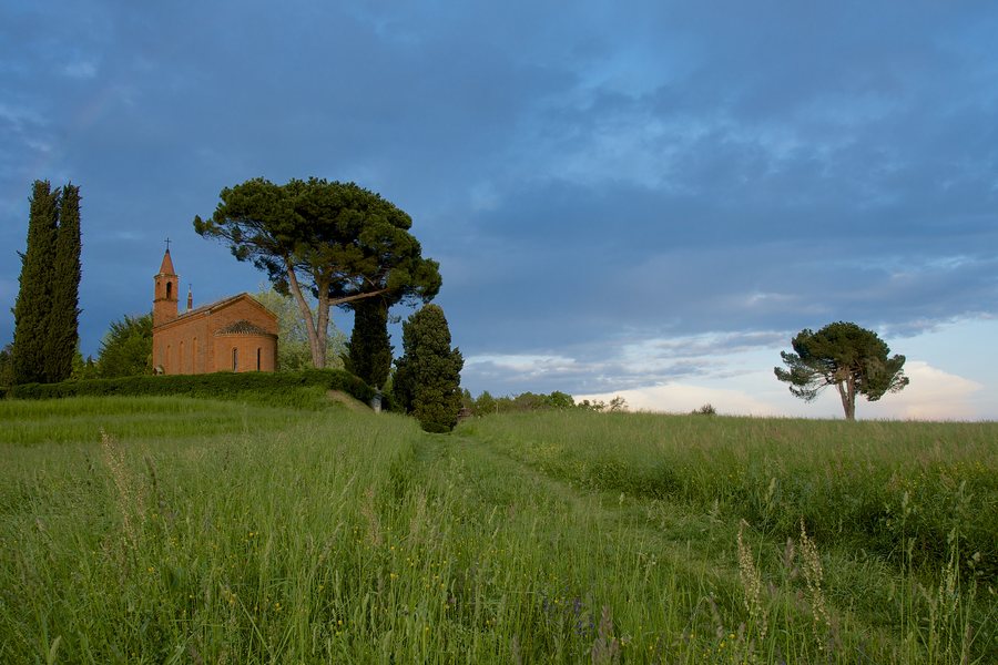 File:Chiesa nella tenuta di Pomelasca, Lurago d'Erba (CO).jpg