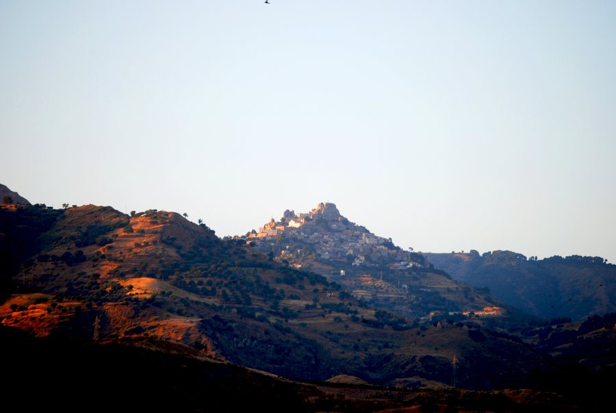 File:Bova - View from Condofuri Marina - July 2009.jpg