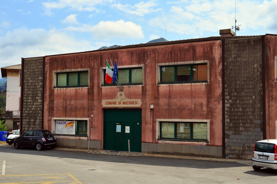 File:Ferrada (Moconesi)-municipio.jpg