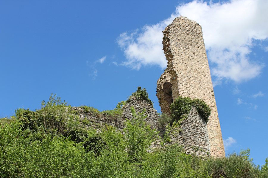 File:Ruderi del mastio del castello di Rasiglia.jpg