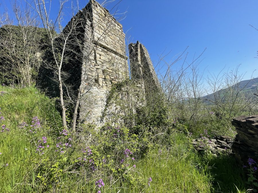 File:Rocca di Caverzago, Travo, Italia.jpg